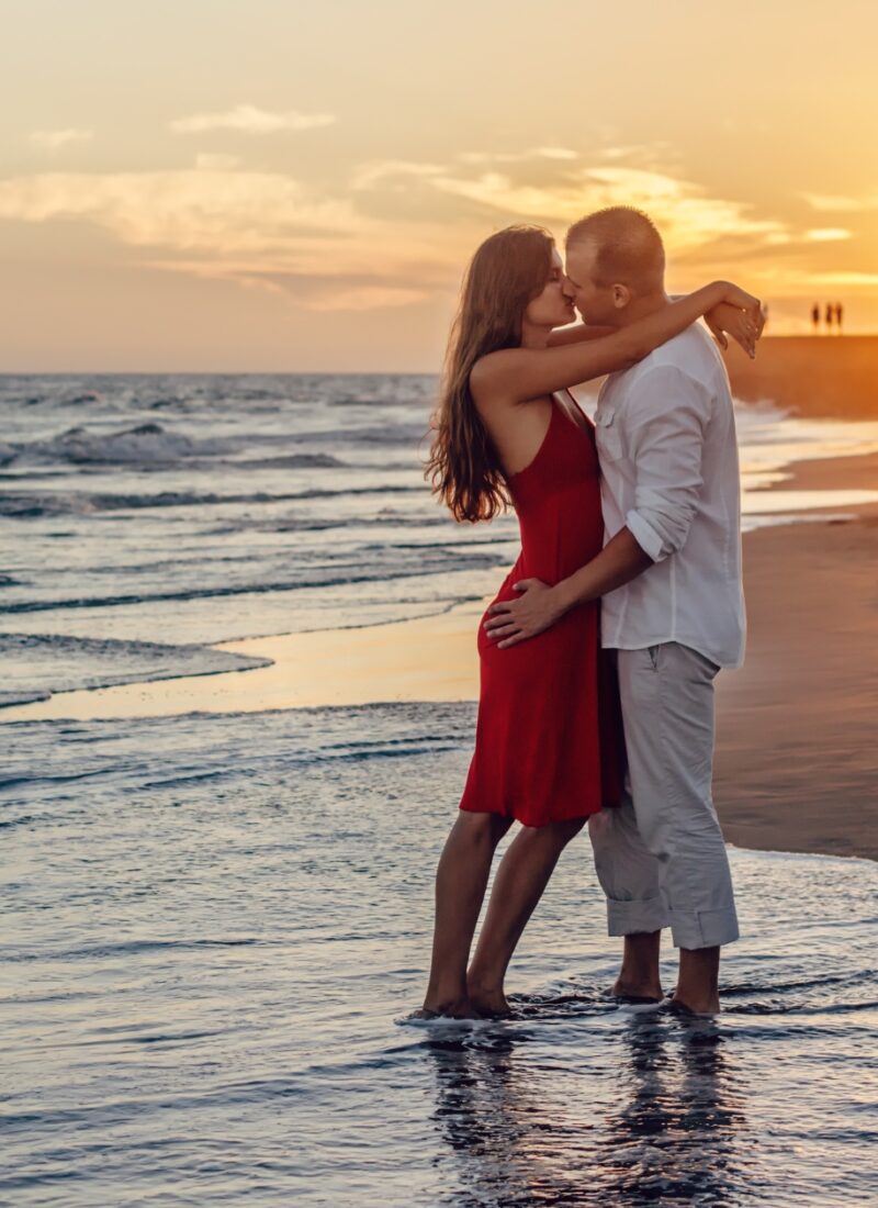 20+ Fun & Romantic Beach Date Ideas That Aren’t Just About Watching the Sunset