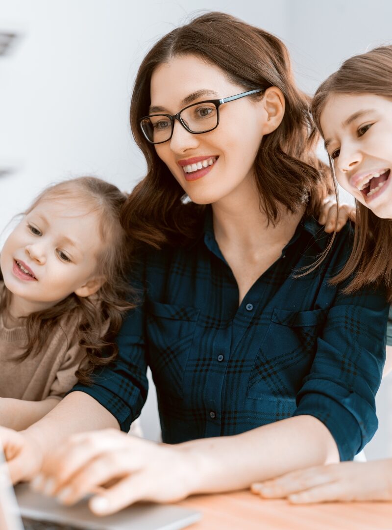 21 Best Side Hustles for Moms (That Actually Work!)